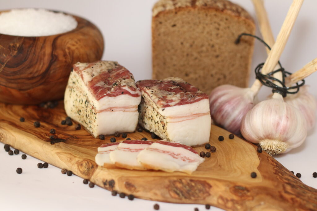Artikel 24070 | Schweinebauchspeck mit Knoblauch und schwarzem Pfeffer