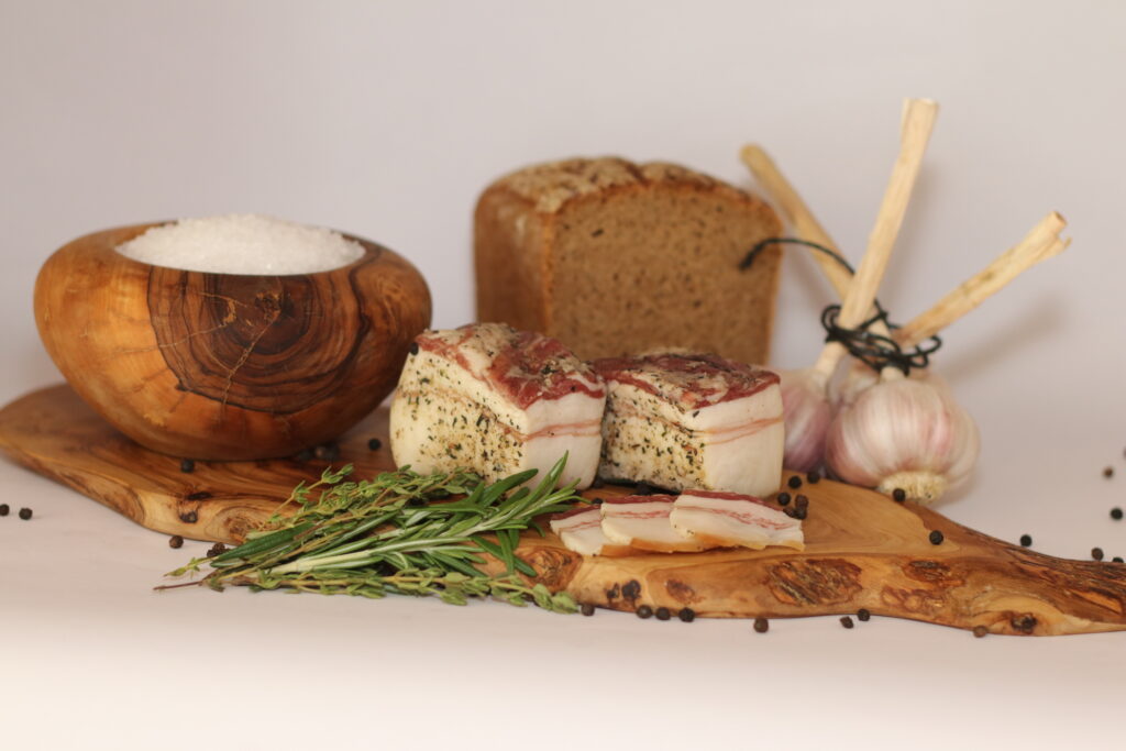 Artikel 24071 | Schweinebauchspeck mit Knoblauch und Gewürzkräutern